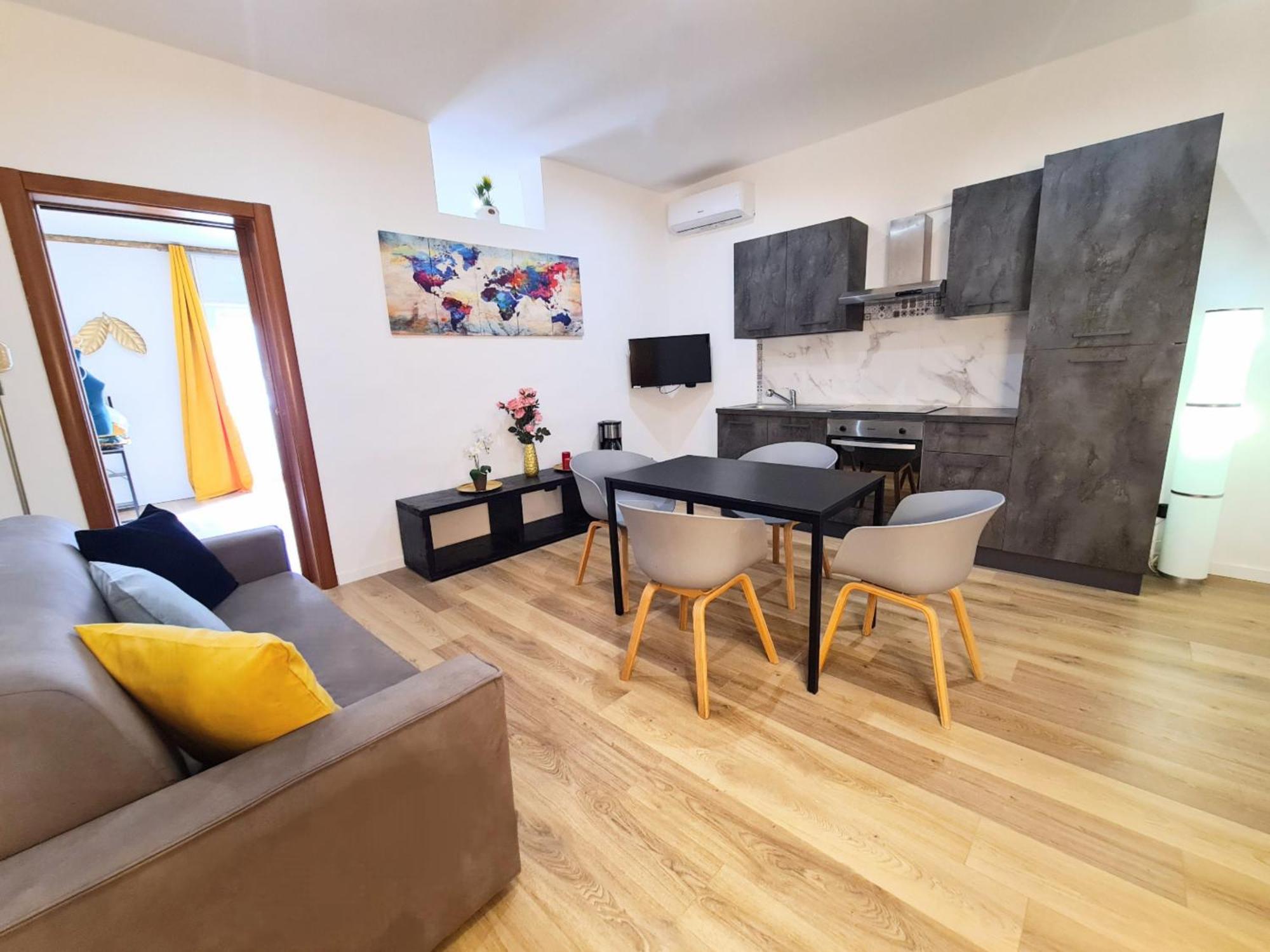 Luxury Flat In Center By The Sea Apartment Bari Bagian luar foto